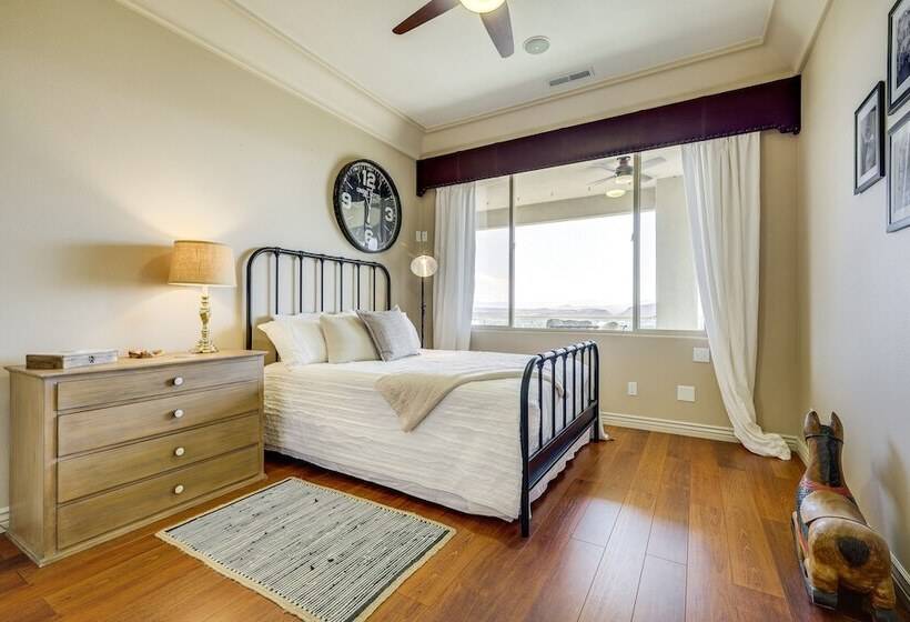 Airy St George Retreat W/ Balcony + Mtn Views!
