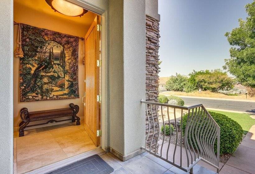 Airy St George Retreat W/ Balcony + Mtn Views!