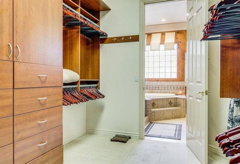 Airy St George Retreat W/ Balcony + Mtn Views!