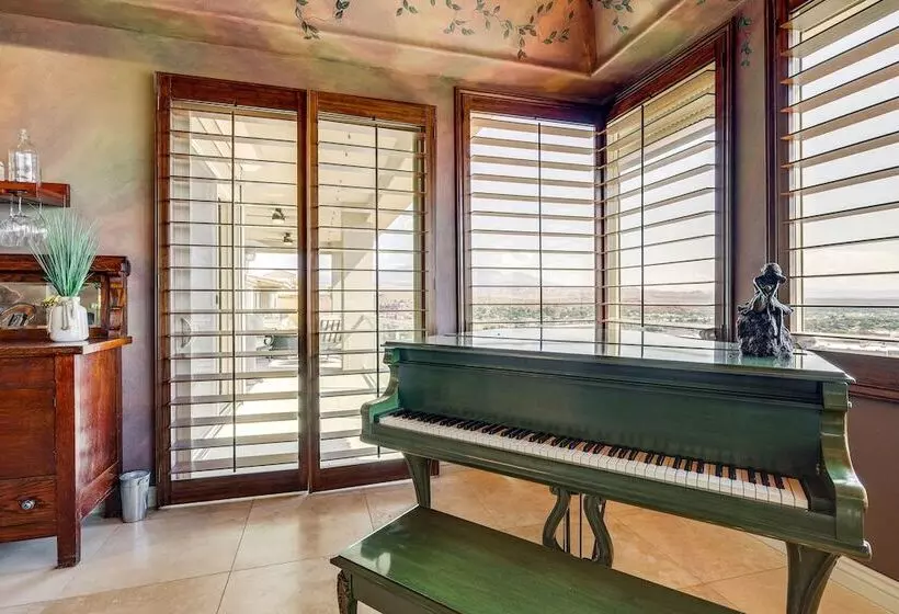 Airy St George Retreat W/ Balcony + Mtn Views!