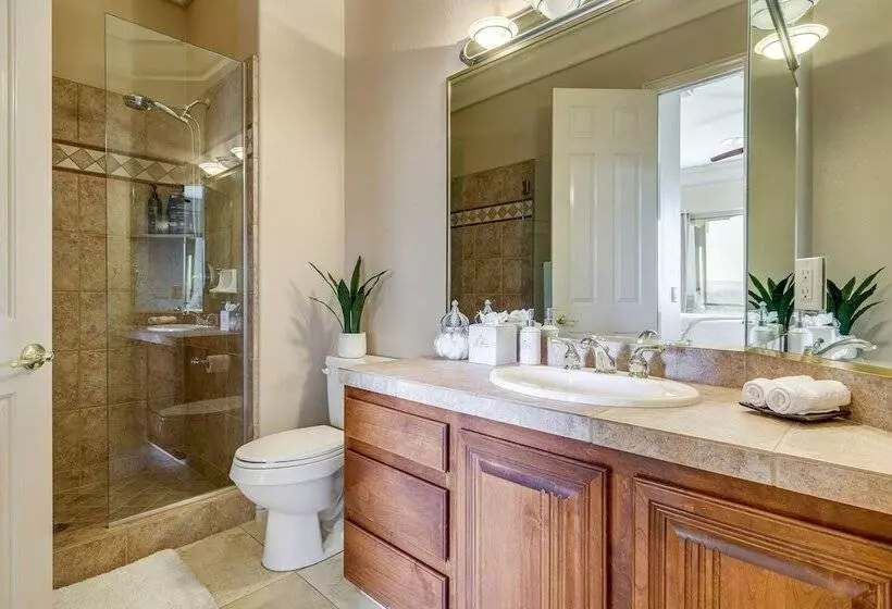 Airy St George Retreat W/ Balcony + Mtn Views!