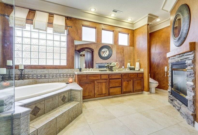 Airy St George Retreat W/ Balcony + Mtn Views!