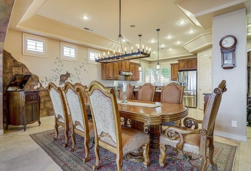 Airy St George Retreat W/ Balcony + Mtn Views!