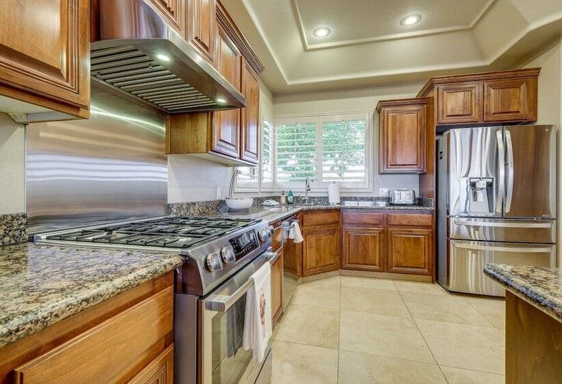 Airy St George Retreat W/ Balcony + Mtn Views!