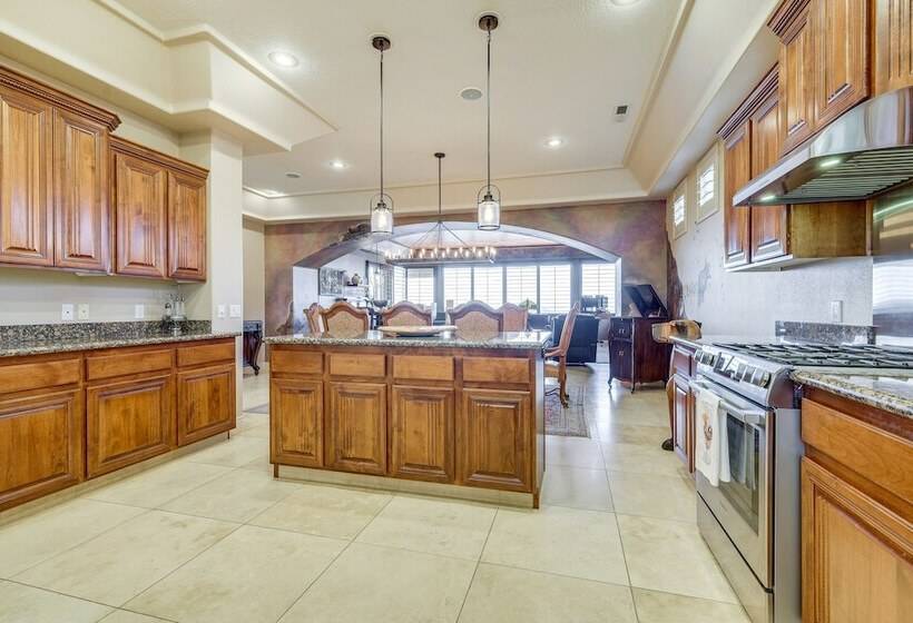 Airy St George Retreat W/ Balcony + Mtn Views!