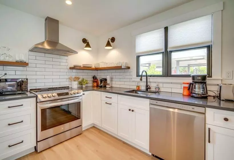 Beautiful Cape May Cottage: Walk To Beach & Mall!