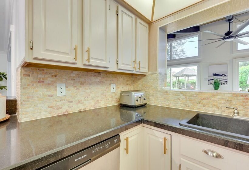 Bright Tampa Oasis W/ Outdoor Pool & Gazebo!