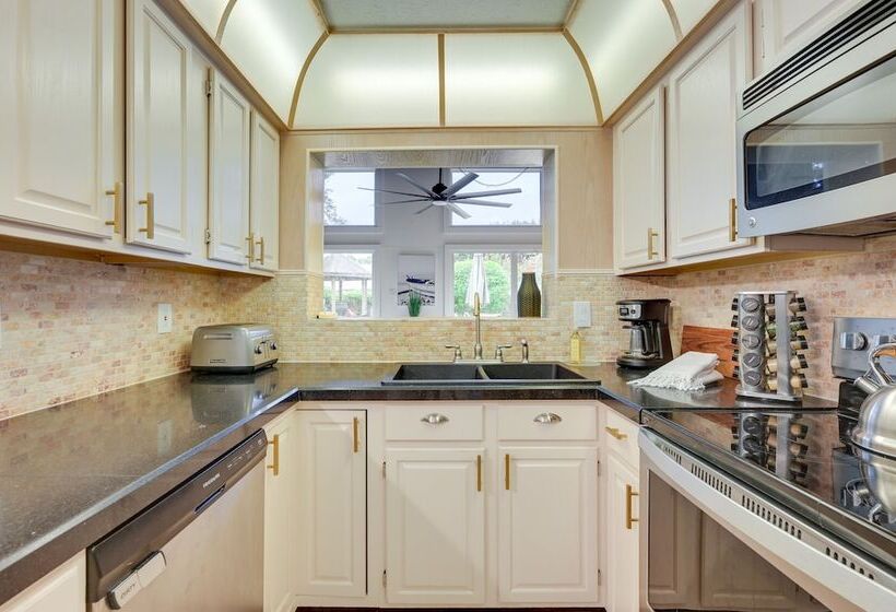 Bright Tampa Oasis W/ Outdoor Pool & Gazebo!