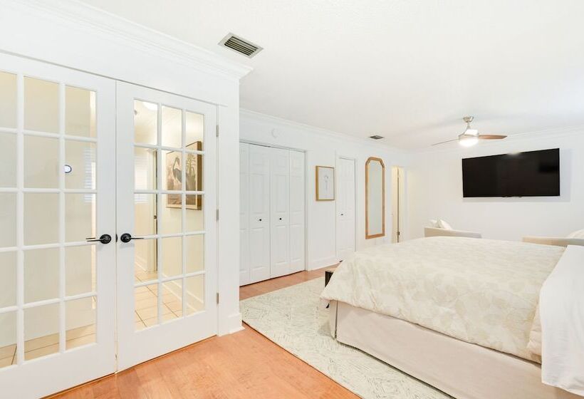 Bright Tampa Oasis W/ Outdoor Pool & Gazebo!