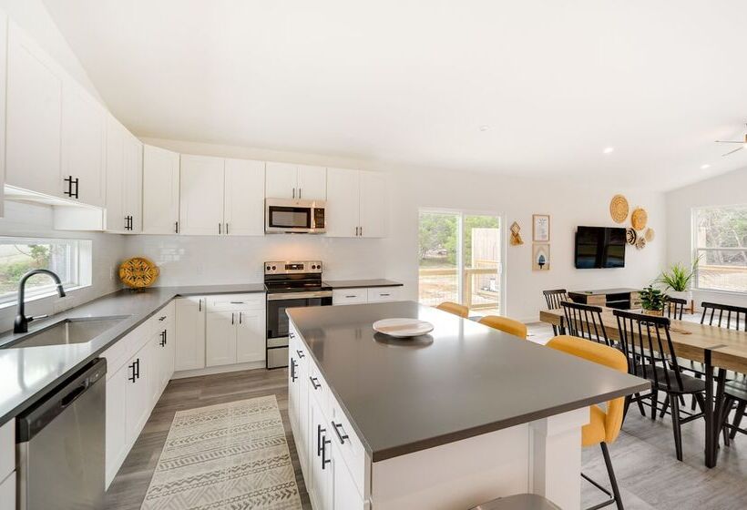 Canyon Lake Oasis: Backyard & Wraparound Deck!