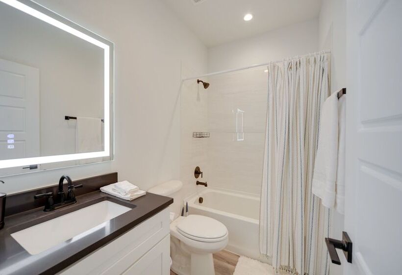 Canyon Lake Oasis: Backyard & Wraparound Deck!