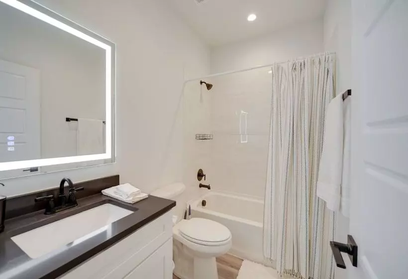 Canyon Lake Oasis: Backyard & Wraparound Deck!