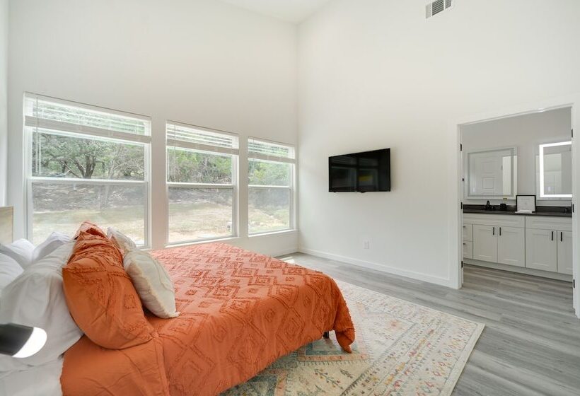 Canyon Lake Oasis: Backyard & Wraparound Deck!