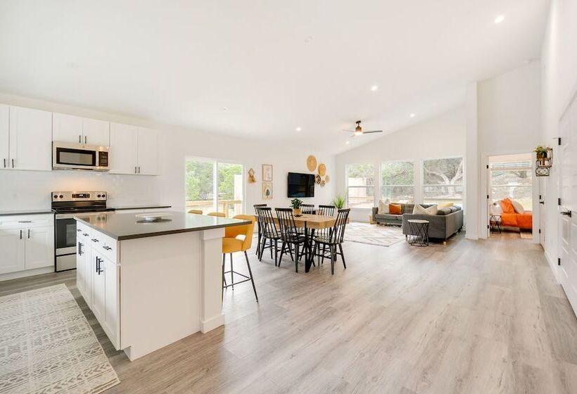 Canyon Lake Oasis: Backyard & Wraparound Deck!