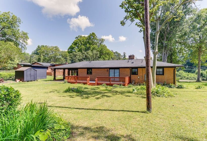 Charming Charlotte Home: 2 Mi To Downtown!