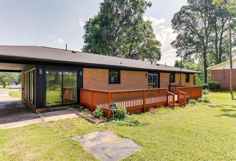 Charming Charlotte Home: 2 Mi To Downtown!