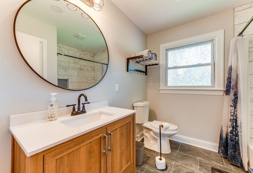 Charming Charlotte Home: 2 Mi To Downtown!