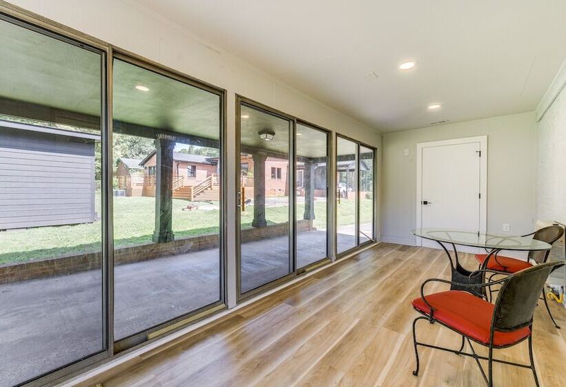 Charming Charlotte Home: 2 Mi To Downtown!