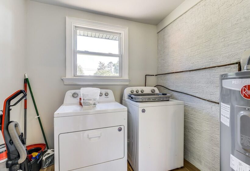 Charming Charlotte Home: 2 Mi To Downtown!