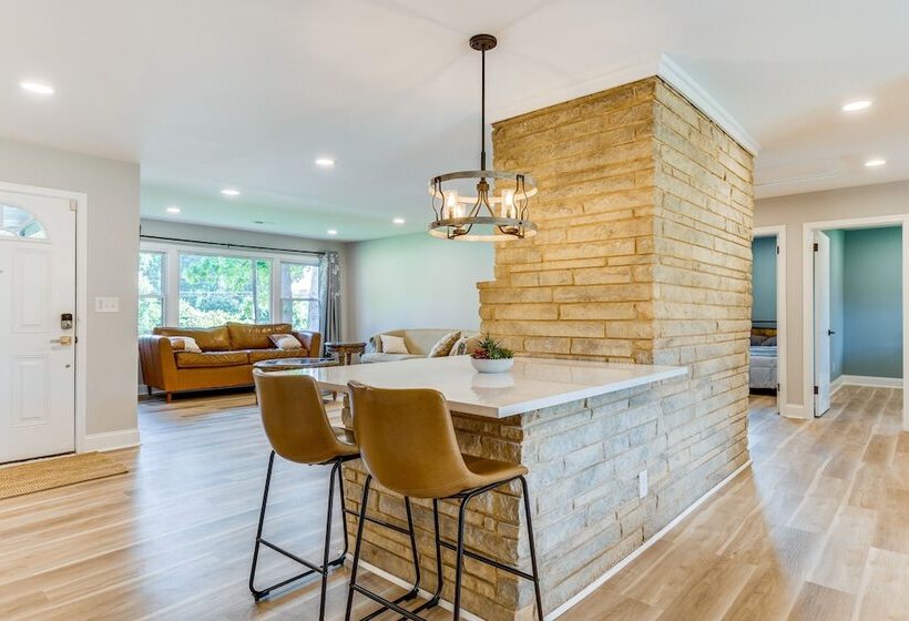 Charming Charlotte Home: 2 Mi To Downtown!