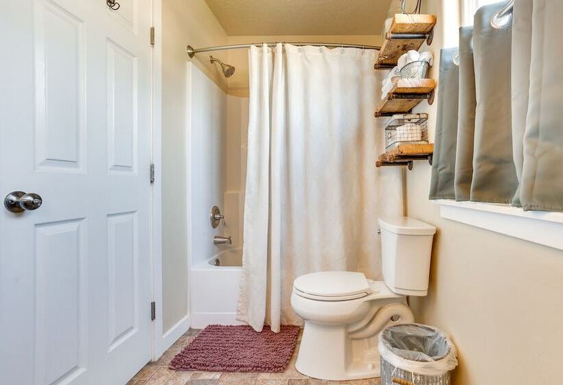 Charming Nampa Home W/ Backyard + Grill!