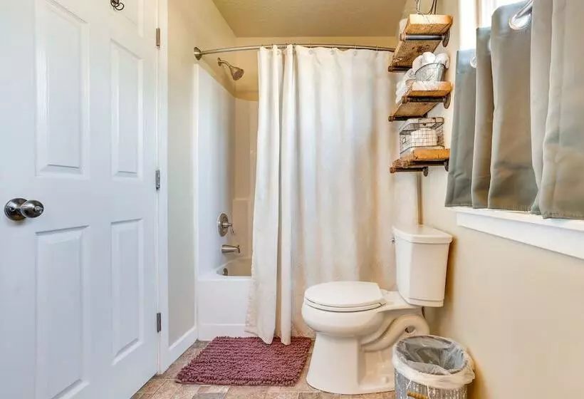 Charming Nampa Home W/ Backyard + Grill!