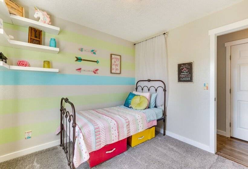 Charming Nampa Home W/ Backyard + Grill!