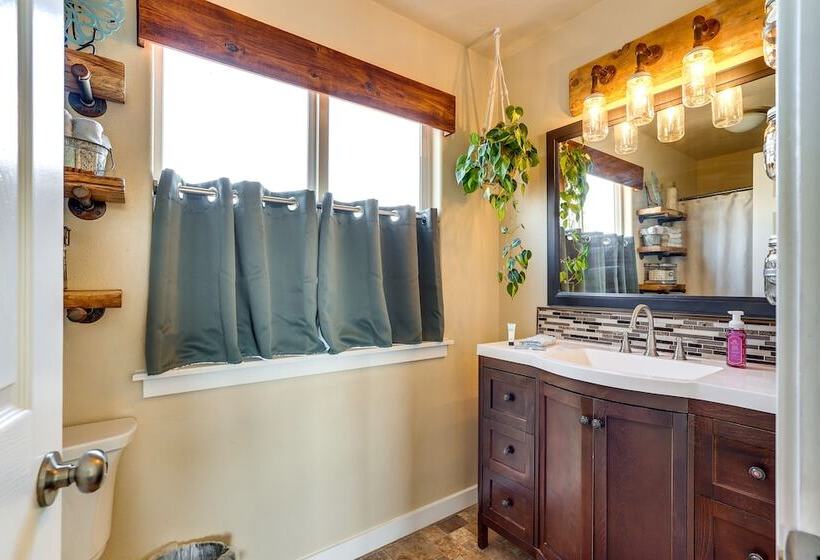 Charming Nampa Home W/ Backyard + Grill!