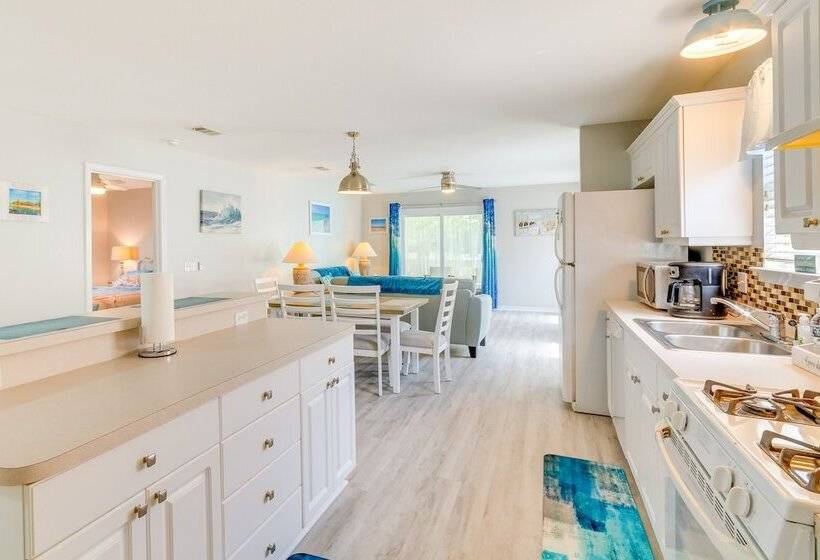 Fenced & Private Backyard: Navarre Retreat