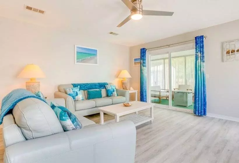 Fenced & Private Backyard: Navarre Retreat