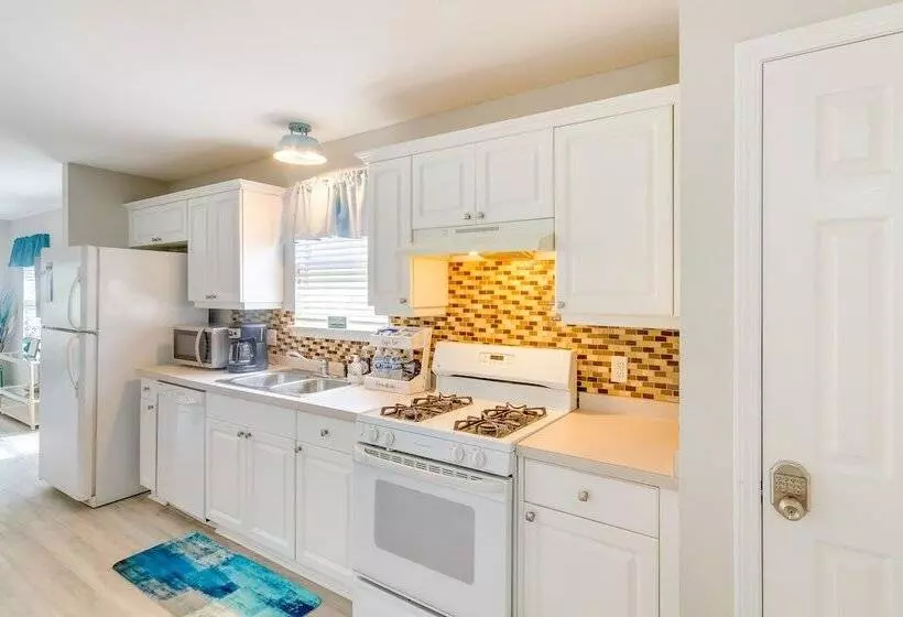 Fenced & Private Backyard: Navarre Retreat