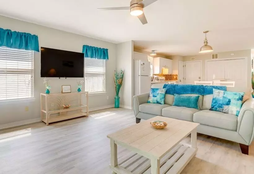 Fenced & Private Backyard: Navarre Retreat