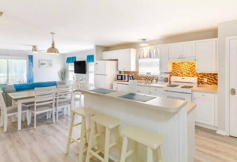 Fenced & Private Backyard: Navarre Retreat