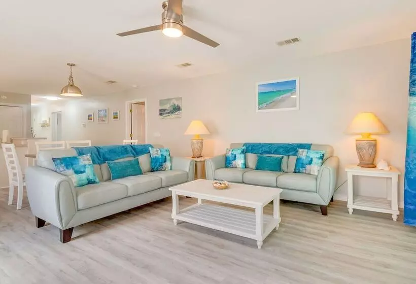 Fenced & Private Backyard: Navarre Retreat