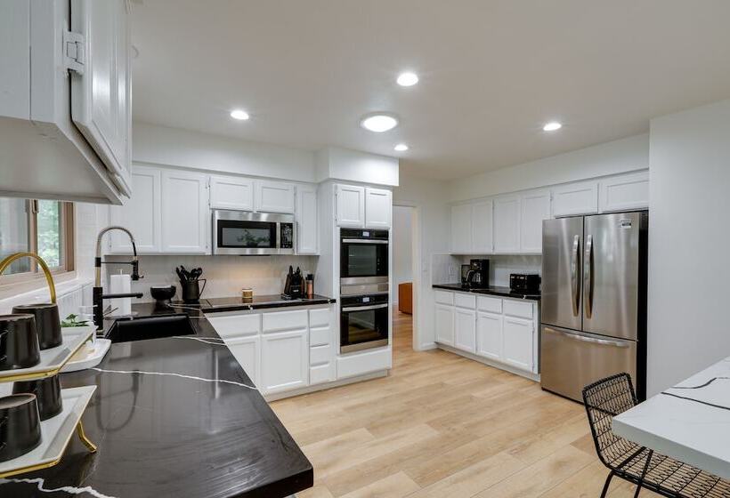 Chic Flagstaff Retreat W/ Fireplace & Patio!