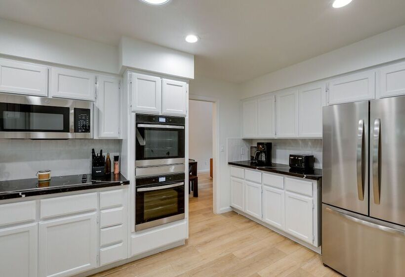 Chic Flagstaff Retreat W/ Fireplace & Patio!