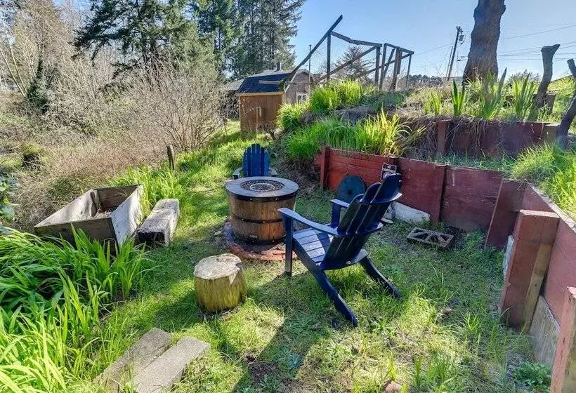 On Site Creek & Fishing: Cozy Coos Bay Retreat!