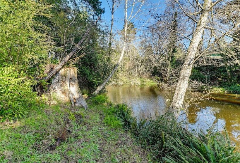 On Site Creek & Fishing: Cozy Coos Bay Retreat!