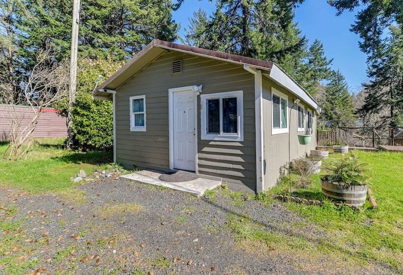 On Site Creek & Fishing: Cozy Coos Bay Retreat!