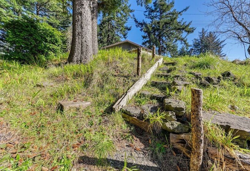 On Site Creek & Fishing: Cozy Coos Bay Retreat!