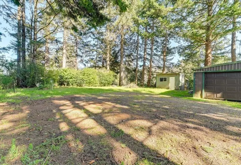 On Site Creek & Fishing: Cozy Coos Bay Retreat!