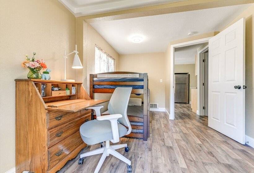 On Site Creek & Fishing: Cozy Coos Bay Retreat!