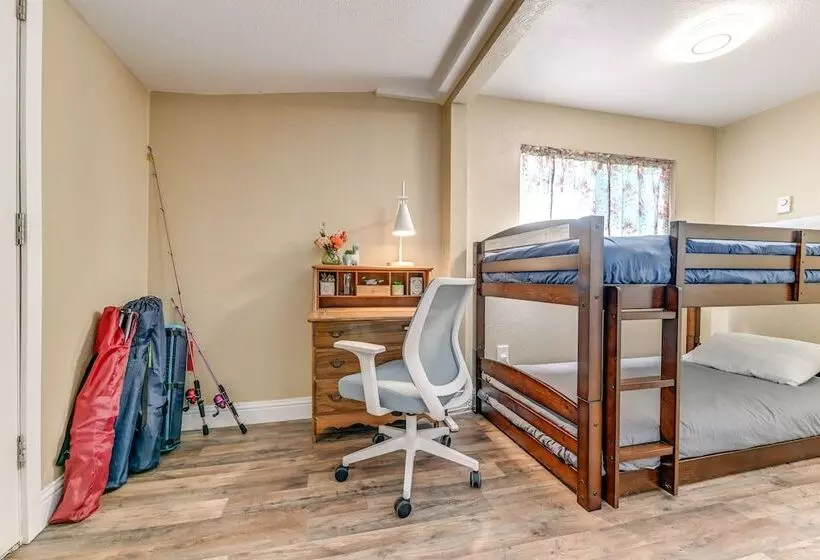 On Site Creek & Fishing: Cozy Coos Bay Retreat!