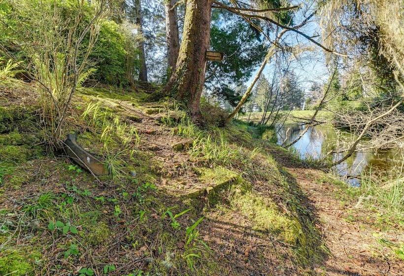 On Site Creek & Fishing: Cozy Coos Bay Retreat!