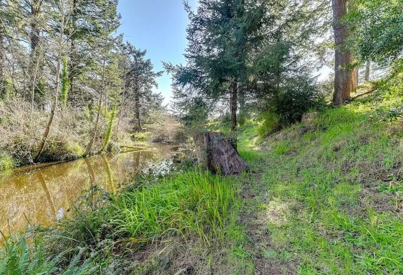 On Site Creek & Fishing: Cozy Coos Bay Retreat!