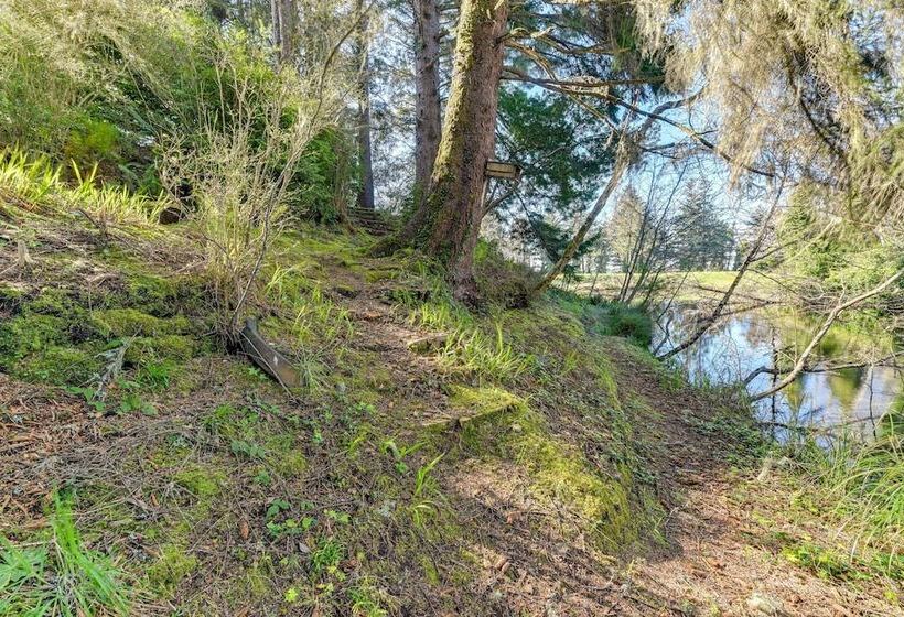 On Site Creek & Fishing: Cozy Coos Bay Retreat!