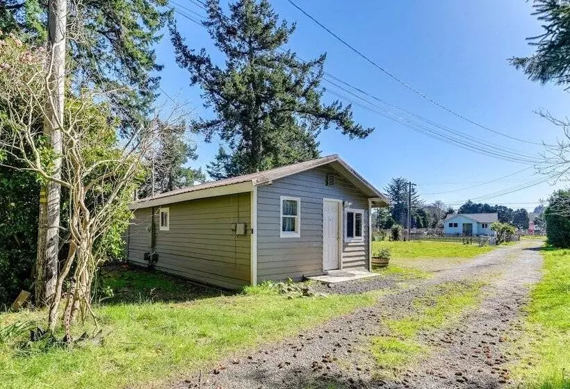 On Site Creek & Fishing: Cozy Coos Bay Retreat!
