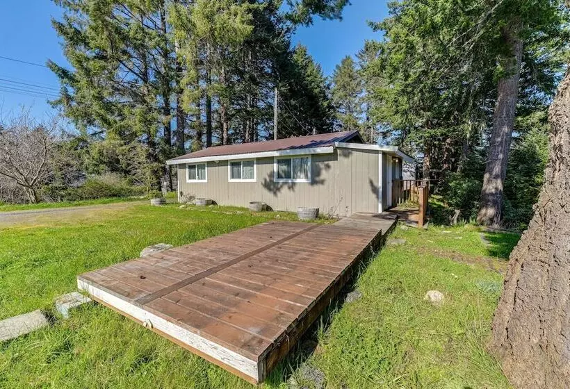 On Site Creek & Fishing: Cozy Coos Bay Retreat!