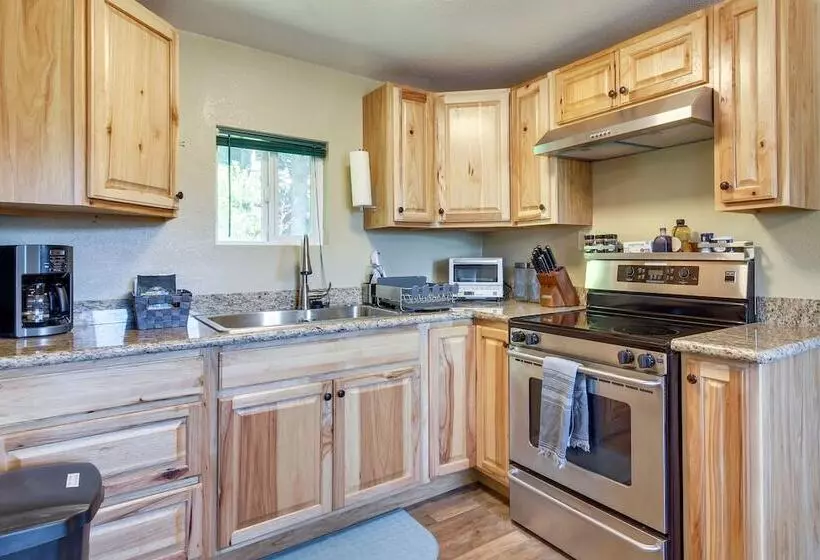 On Site Creek & Fishing: Cozy Coos Bay Retreat!
