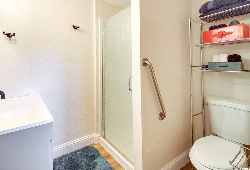 On Site Creek & Fishing: Cozy Coos Bay Retreat!